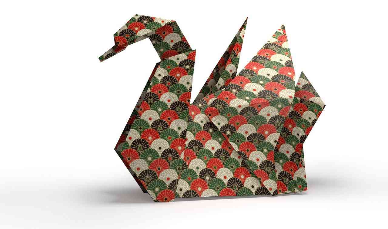 Лебедь оригами из красивой разноцветной бумаги